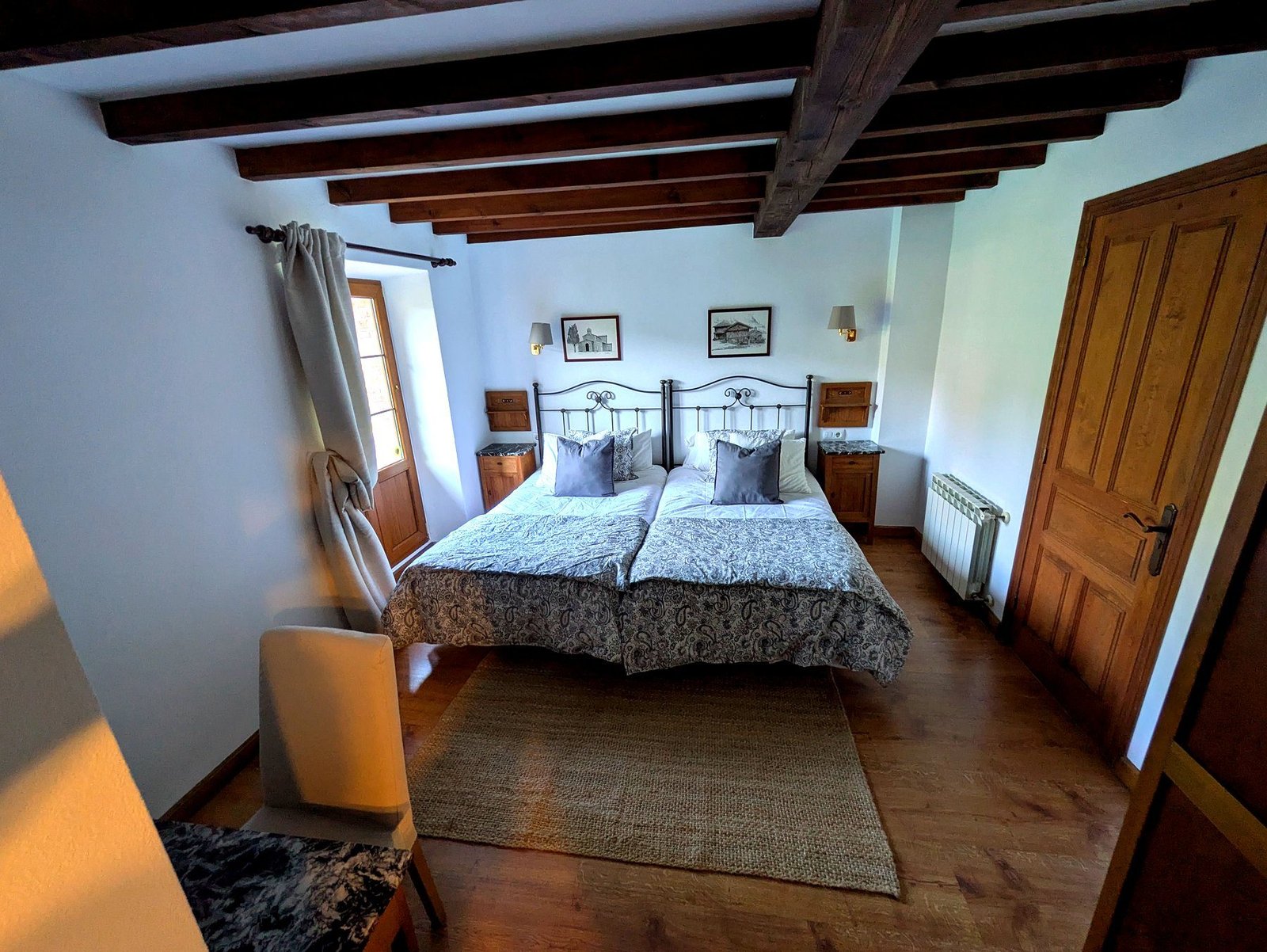 Habitación 3 doble con baño con bañera en hotel rural cerca de Picos de Europa