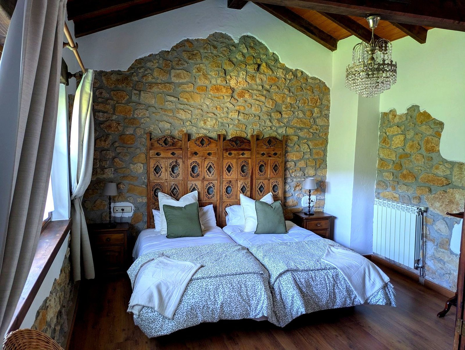 Habitación 7 doble con dos camas individuales y vistas al valle en La Pontiga