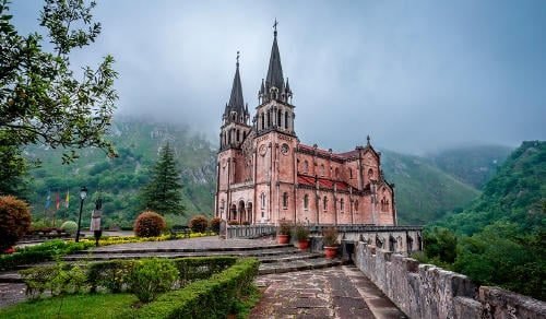 Santuario de Covadonga y su basílica, a pocos kilómetros del alojamiento rural