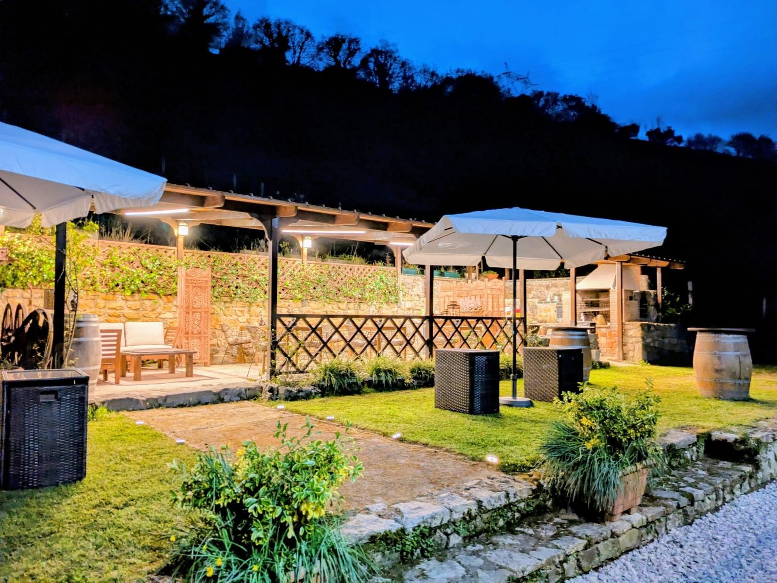 Jardín con mesa al aire libre